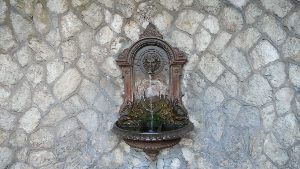 Der rettende Brunnen nach der Wanderung mitten in Castel del Monte