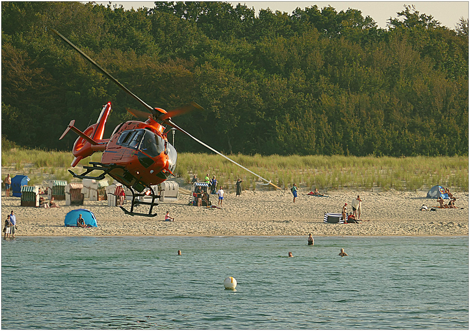 Der Rettungshubschrauber am Strand