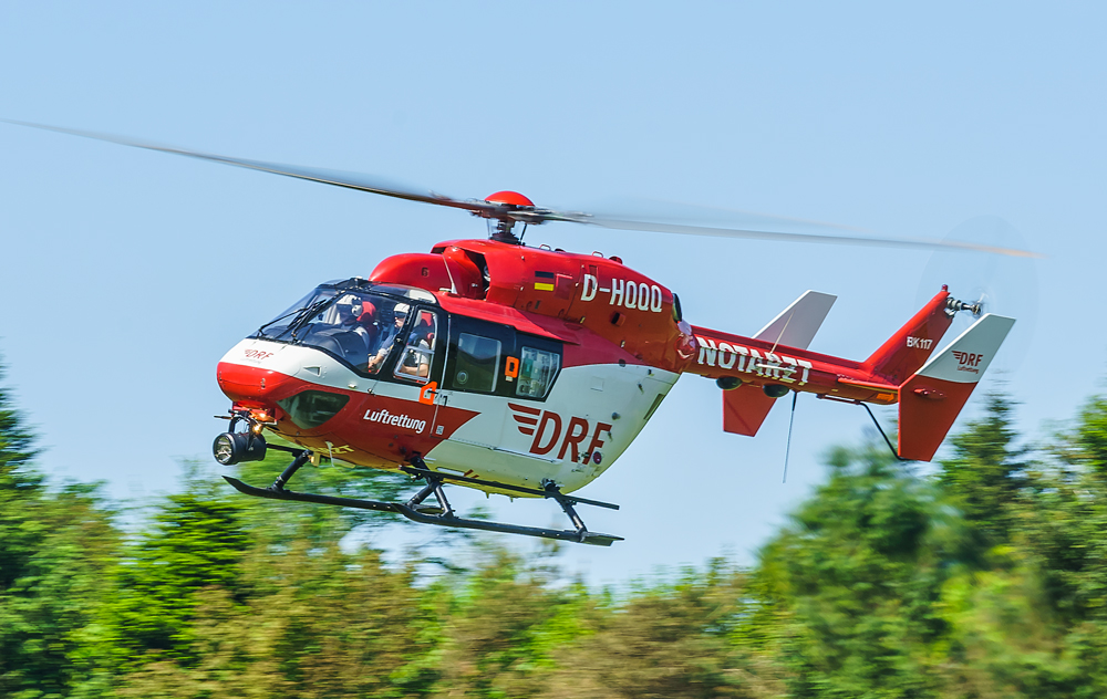 Der Rettungshubschrauber der Deutschen Rettungs-Flugwacht DRF D-HQQQ...