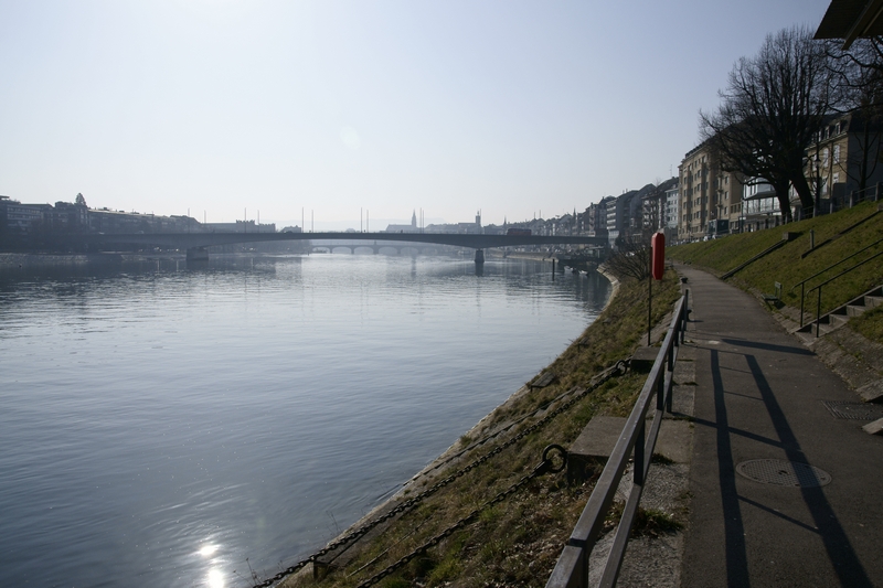 der Rhein bei Basel morgens um 10:00