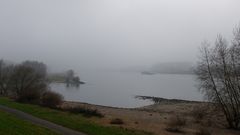 Der Rhein bei Benrath im Nebel 