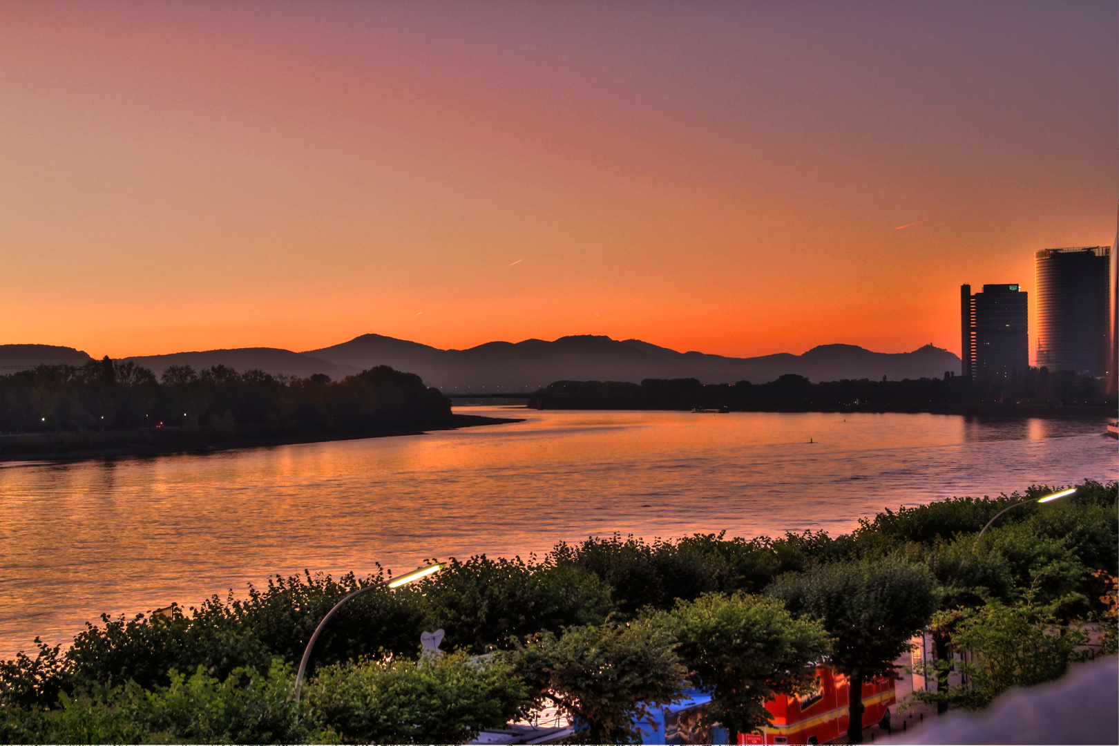 Der Rhein bei Bonn am Morgen