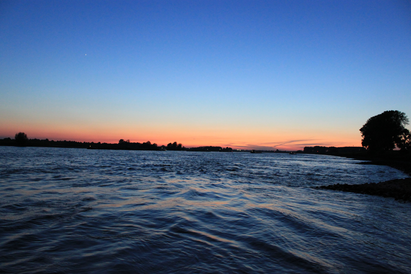 Der Rhein bei Dämmerung