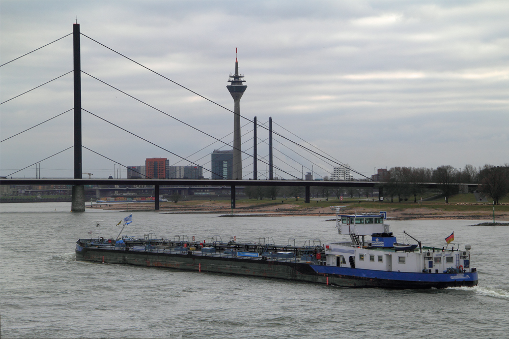 Der Rhein bei Düsseldorf