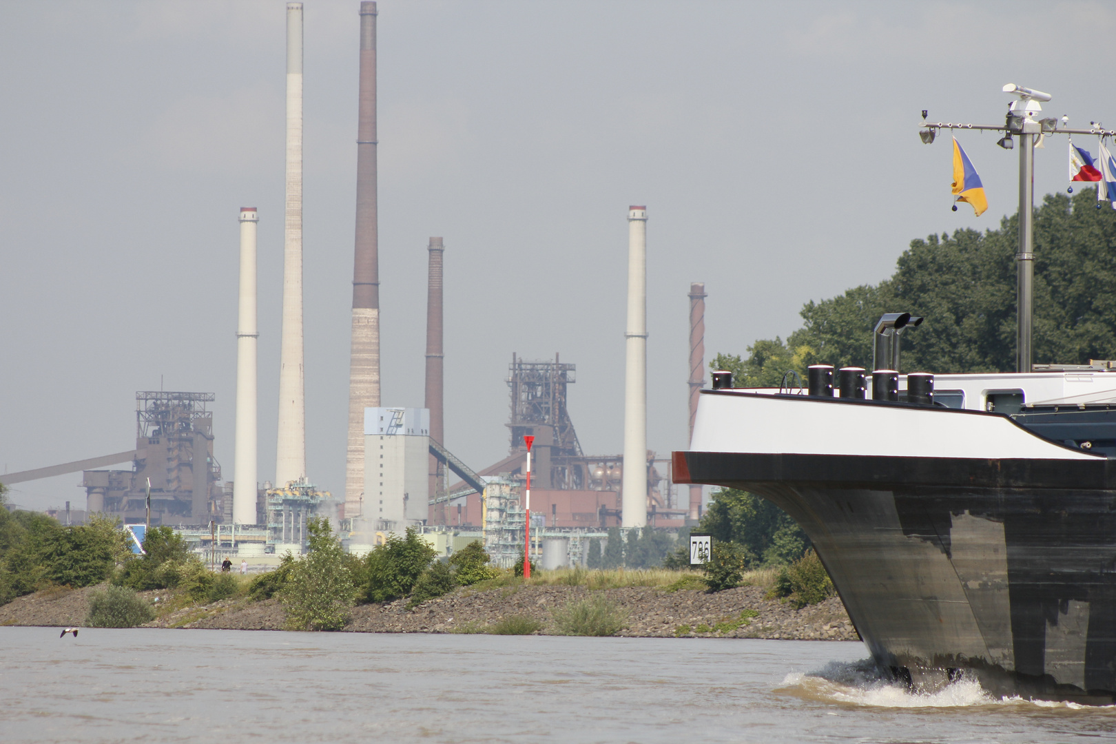 Der Rhein bei Duisburg