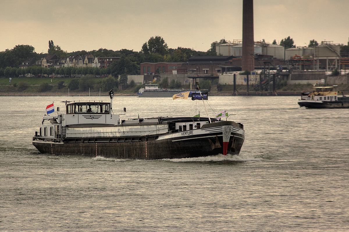 Der Rhein bei Duisburg