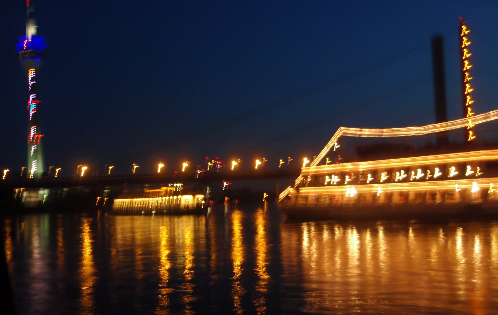 Der Rhein bei Nacht in Düsseldorf