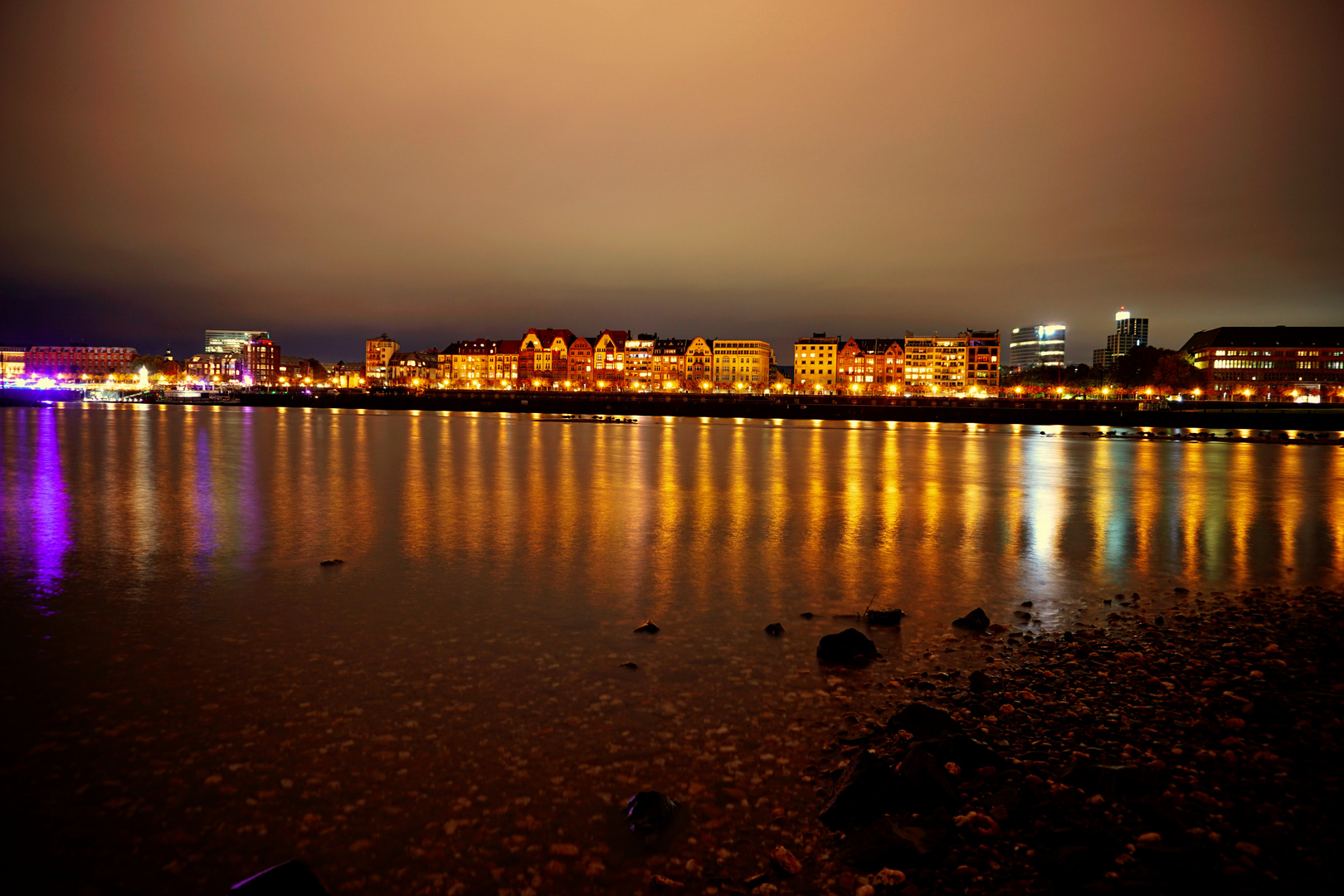 Der Rhein bei Nacht in Düsseldorf