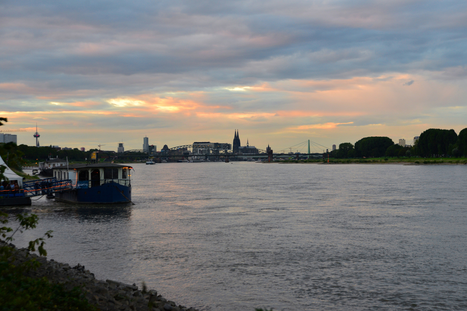 [ Der Rhein bei Rodenkirchen ]