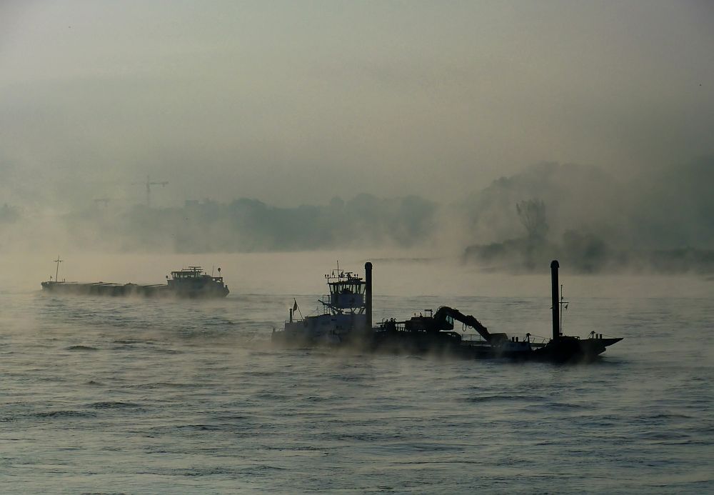 Der Rhein dampft