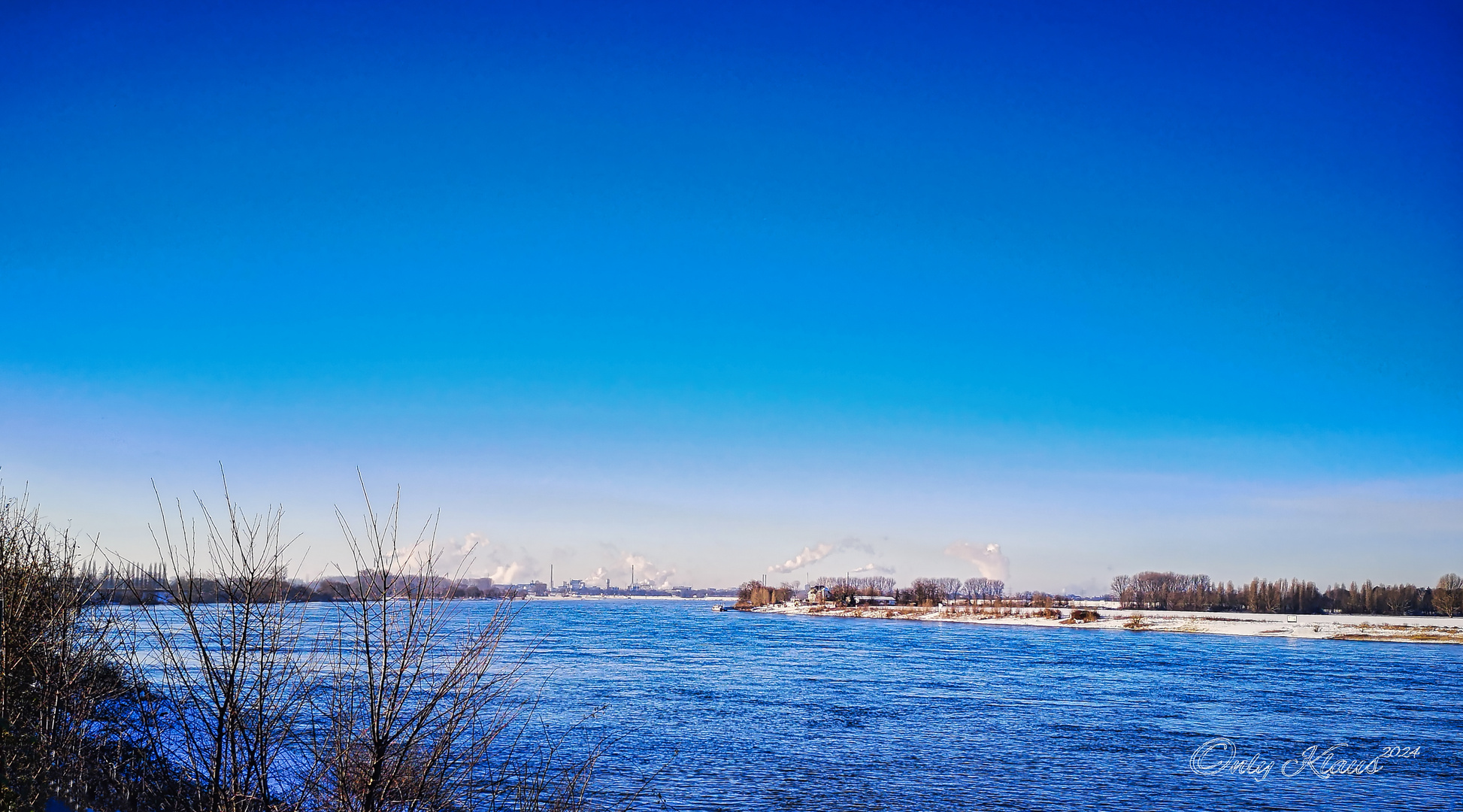 Der Rhein in Blau