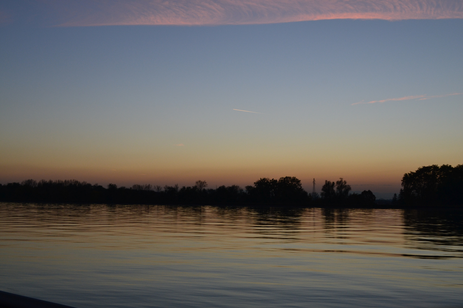 der Rhein in der Abenddämmerung