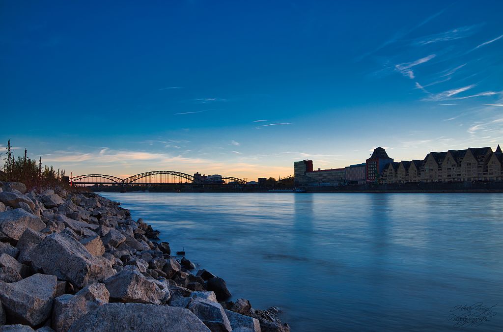 der Rhein in Köln am Abend