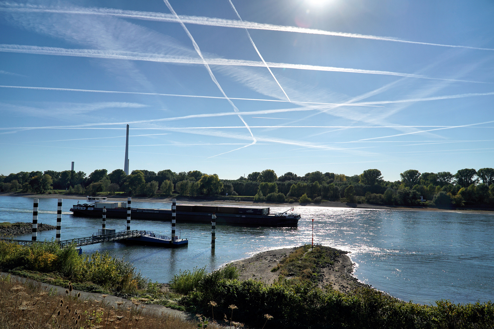 Der Rhein in Leverkusen