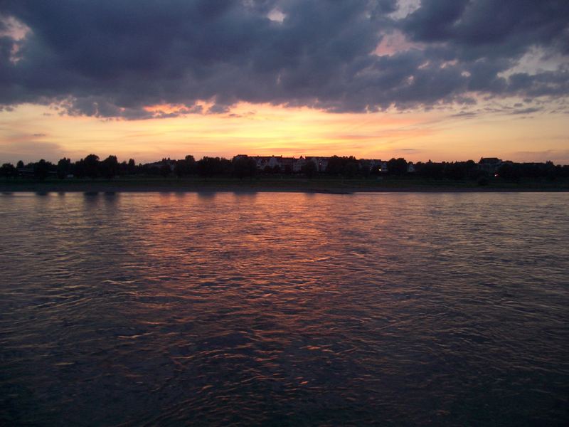 Der Rhein kurz vor Sonnenuntergang