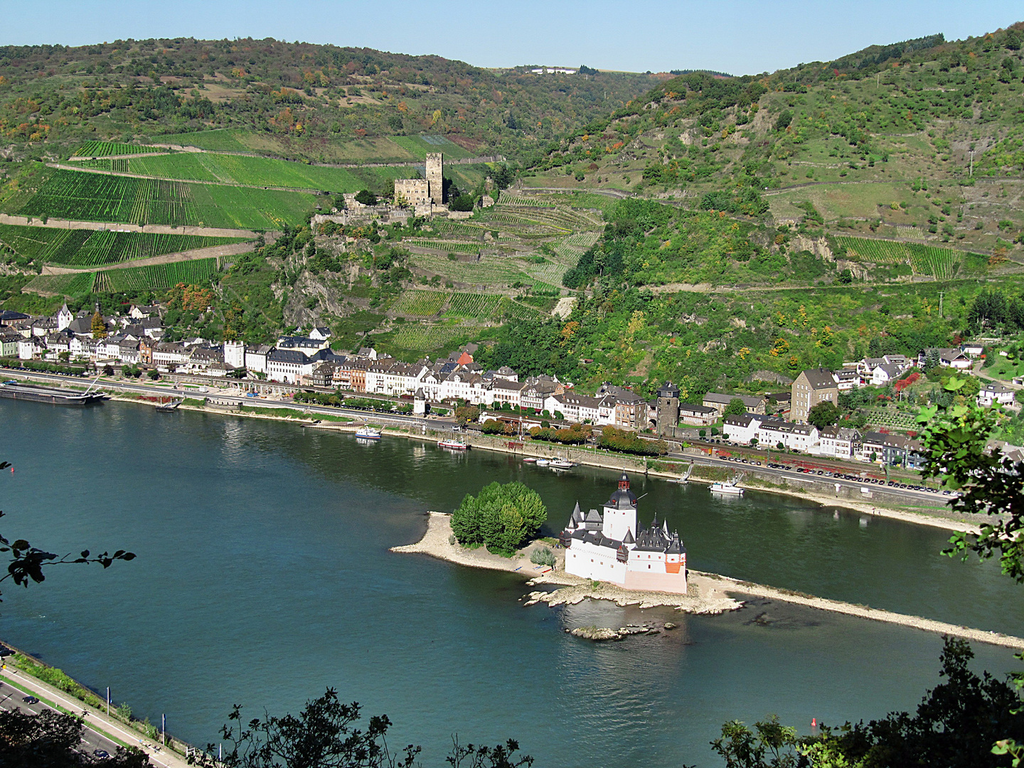 Der Rhein mit Blick auf die Pfalz bei Kaub und Burg Gutenfels