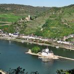 Der Rhein mit Blick auf die Pfalz bei Kaub und Burg Gutenfels