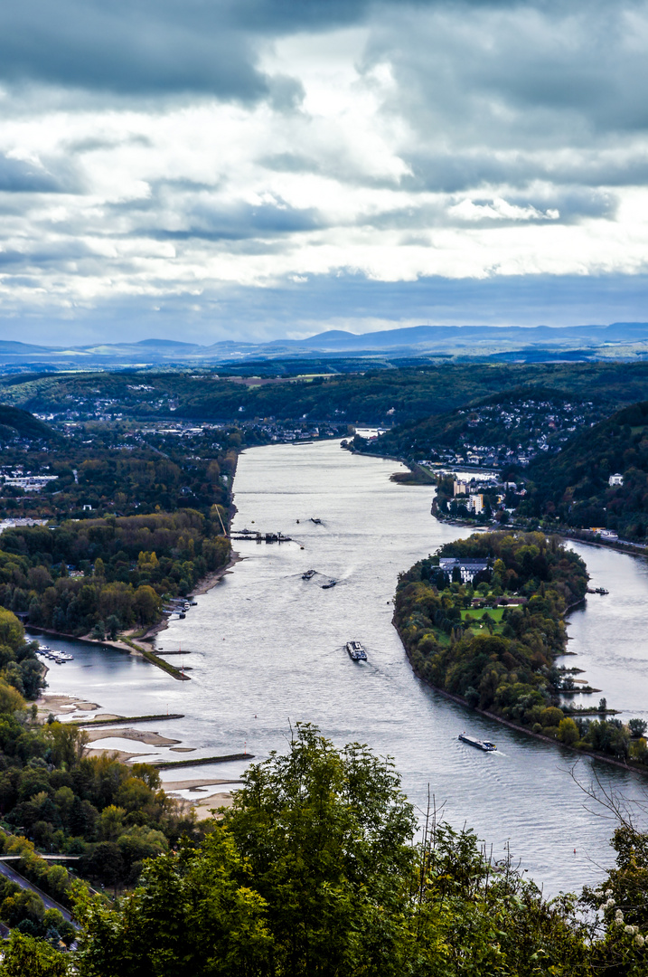 Der Rhein mit der Insel Nonnenwerth. Blick von der Ruine Drachenfels