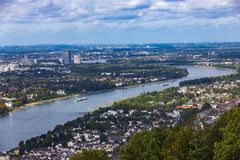 Der Rhein schlängelt sich Richtung Köln