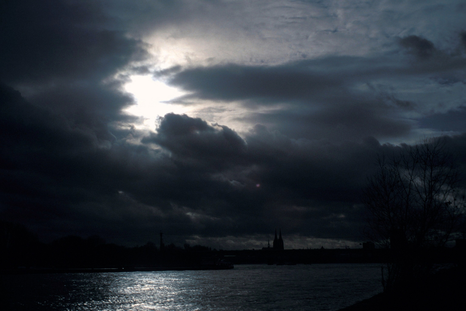 der rhein und der dom zu köln