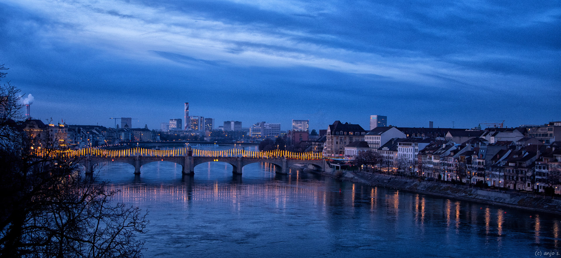 Der Rhein zur blauen Stunde