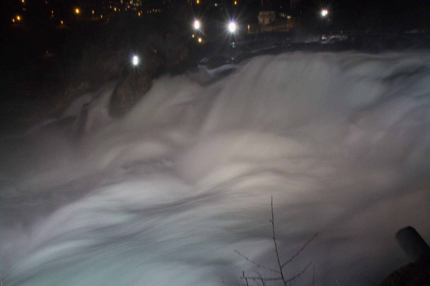 Der Rheinfall bei Nacht