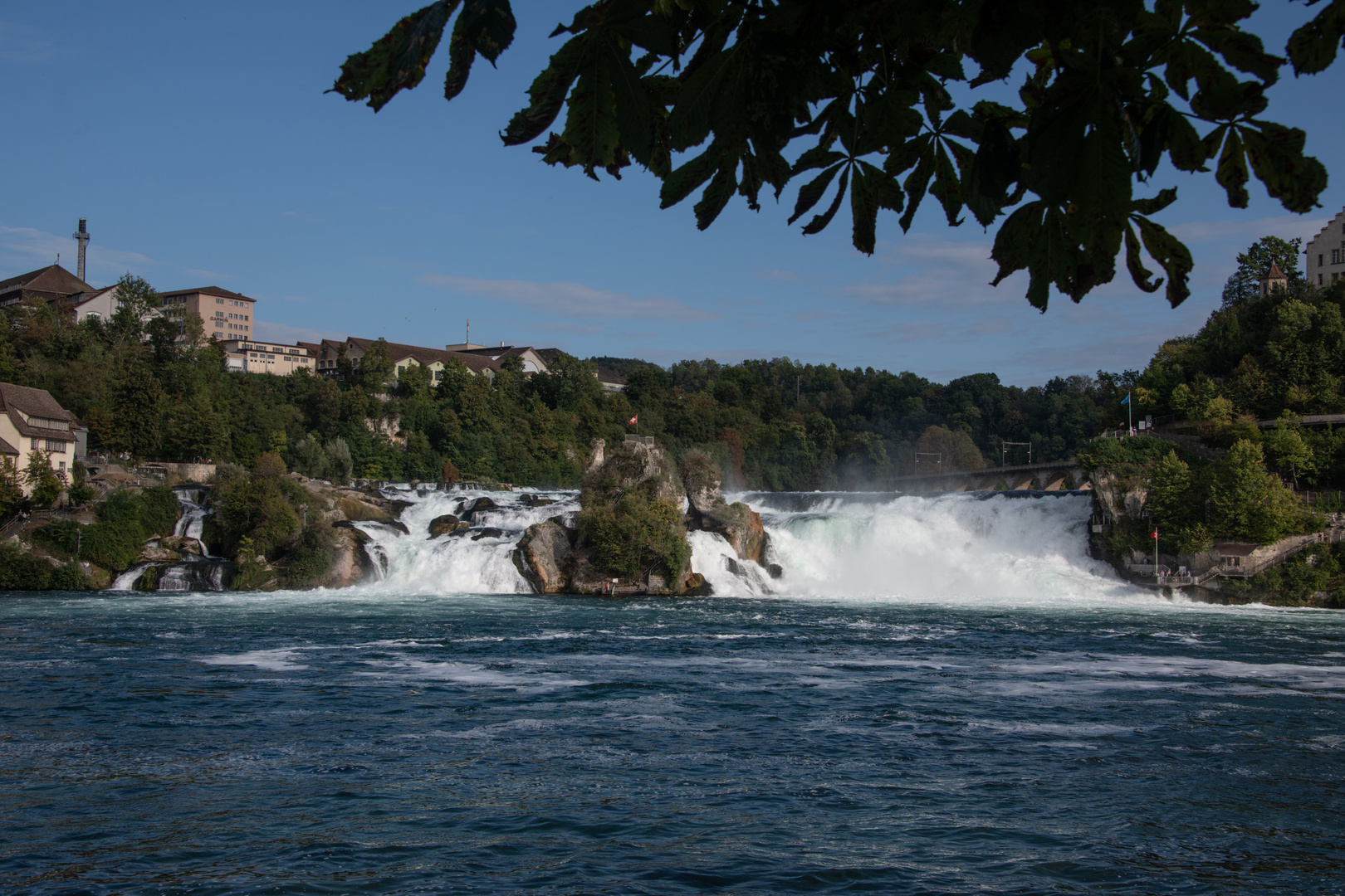 Der Rheinfall in seiner ganzen Breite