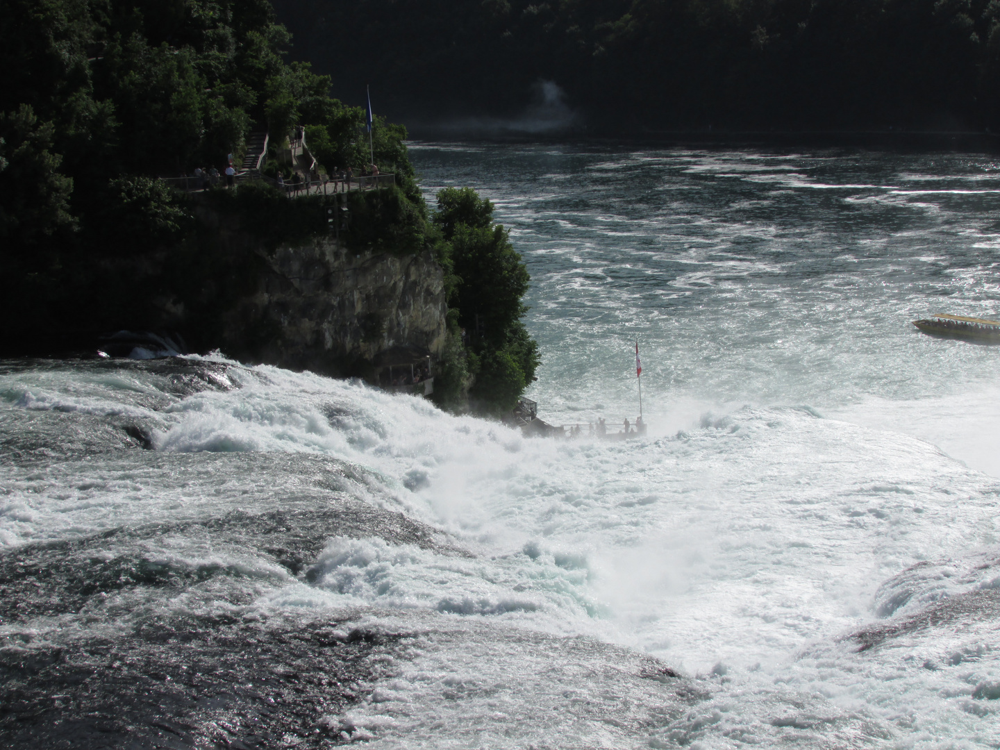 Der Rheinfall ( Sieht aus wie nen kleiner Bach )