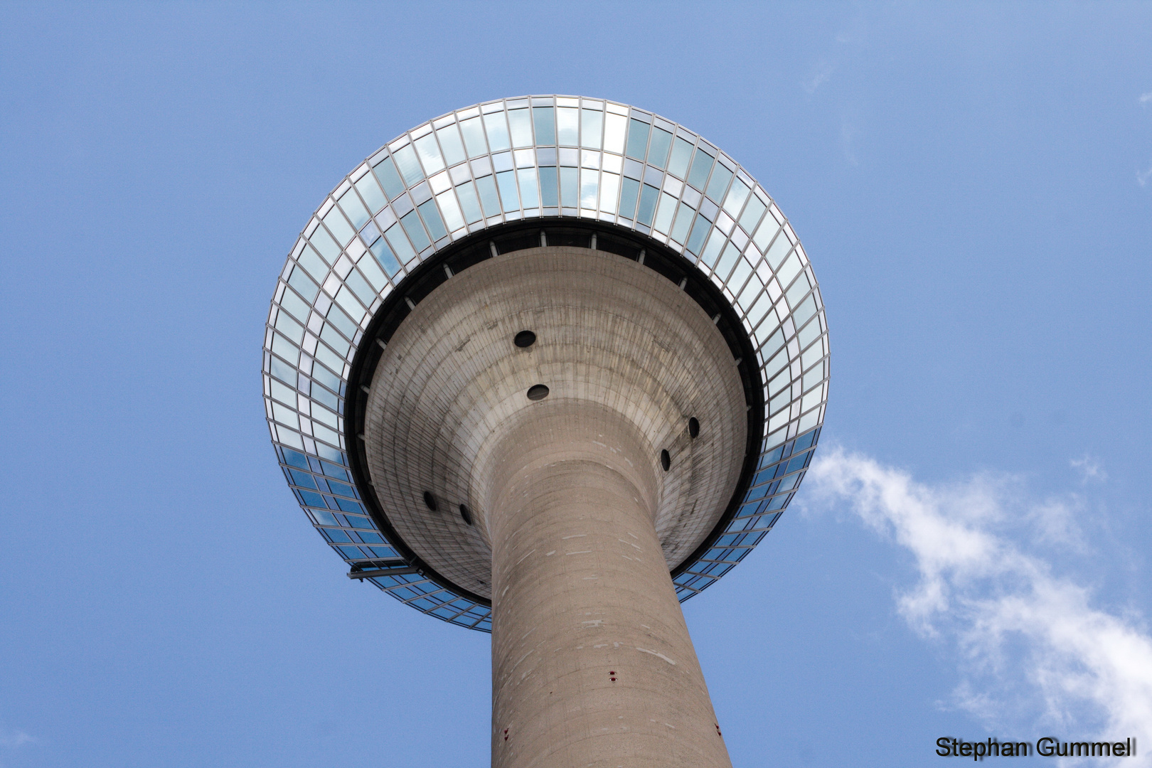 Der Rheinturm aus Düsseldorf