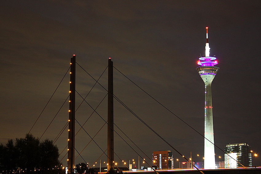 Der Rheinturm bei Nacht