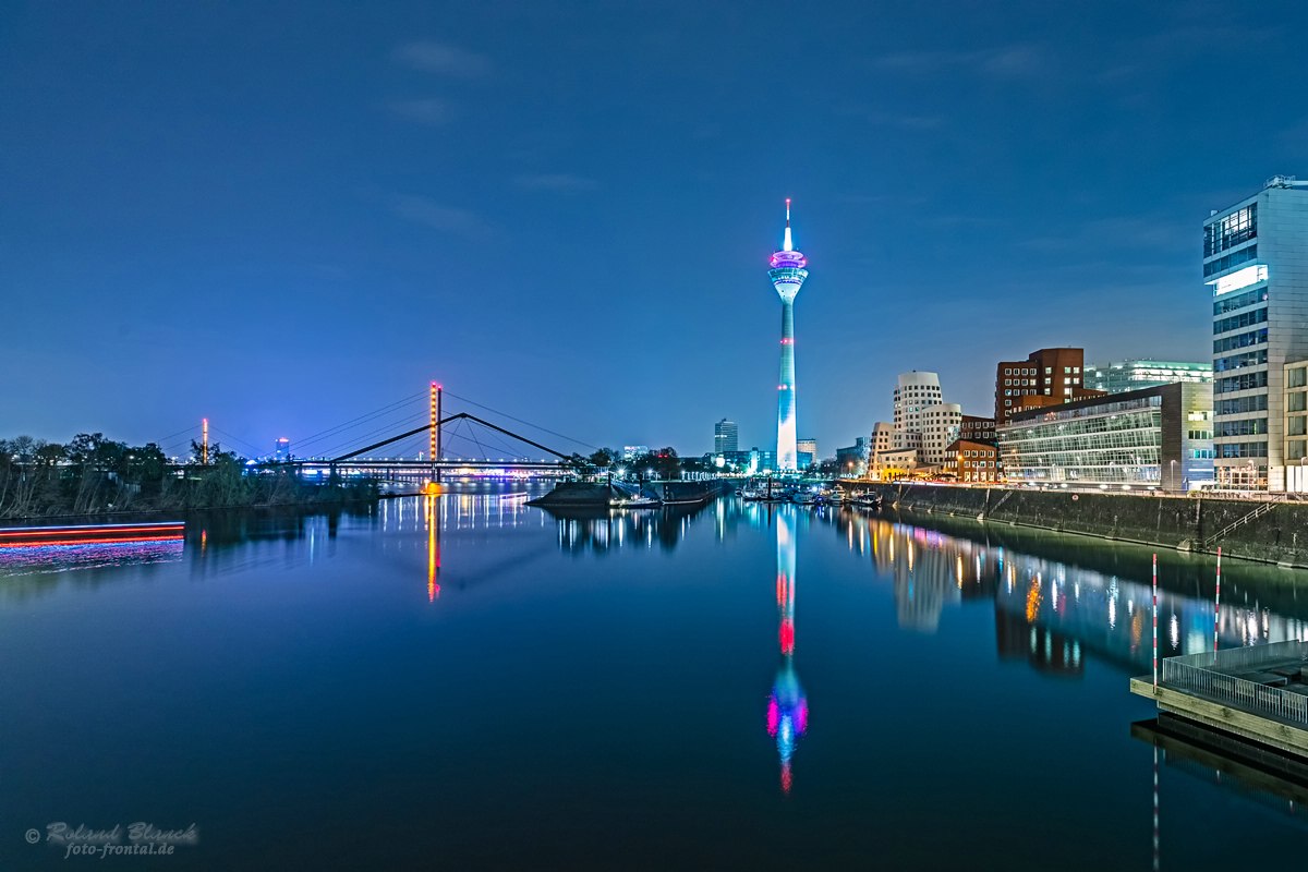 Der Rheinturm in der blauen Stunde