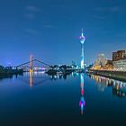 Der Rheinturm in der blauen Stunde