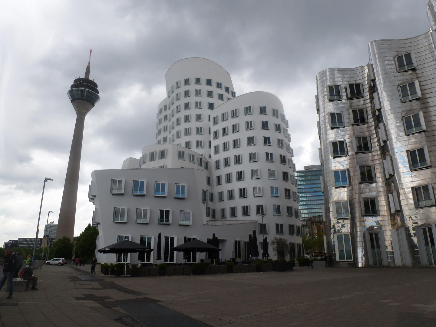 Der Rheinturm mit den Gehry-Bauten.