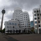 Der Rheinturm mit den Gehry-Bauten.