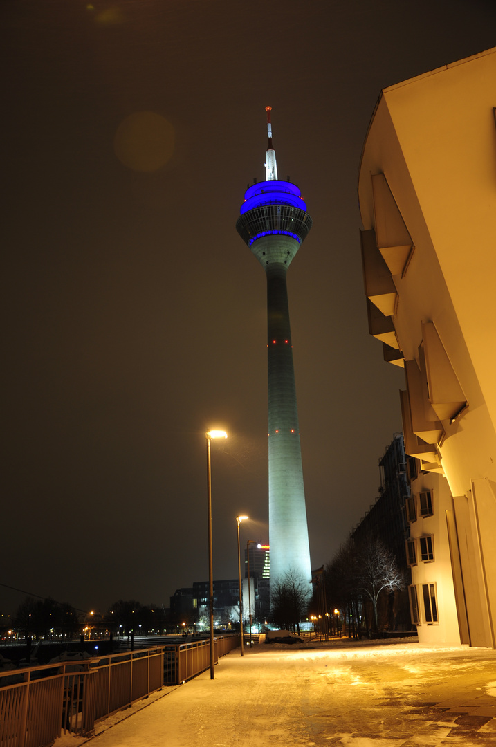 Der Rheinturm zwischen Schnee und Eis