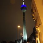 Der Rheinturm zwischen Schnee und Eis