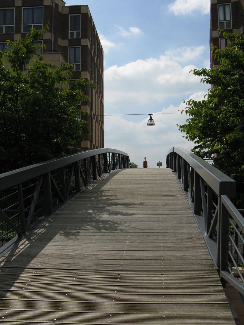 Der Riese am Ende der Brücke