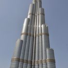 Der riesige Burj Khalifa in Dubai ist 828m hoch