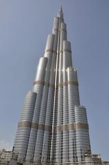 Der riesige Burj Khalifa in Dubai ist 828m hoch