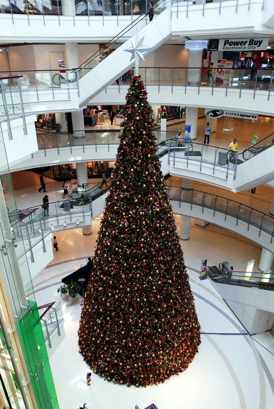 Der riesige Weihnachtsbaum im World Trade Center in Bangkok