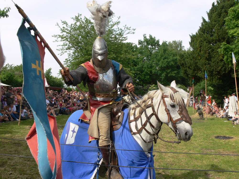 Der Ritter begrüßt zum Siegfried-Fest in Xanten