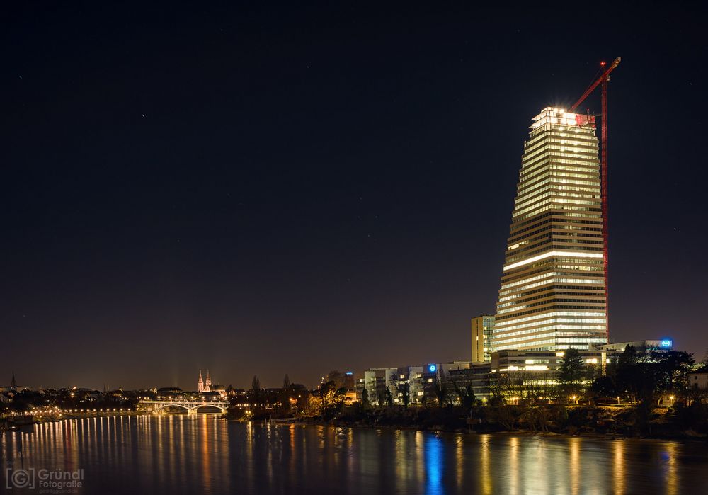 Der "Roche Tower" bei Nacht ...