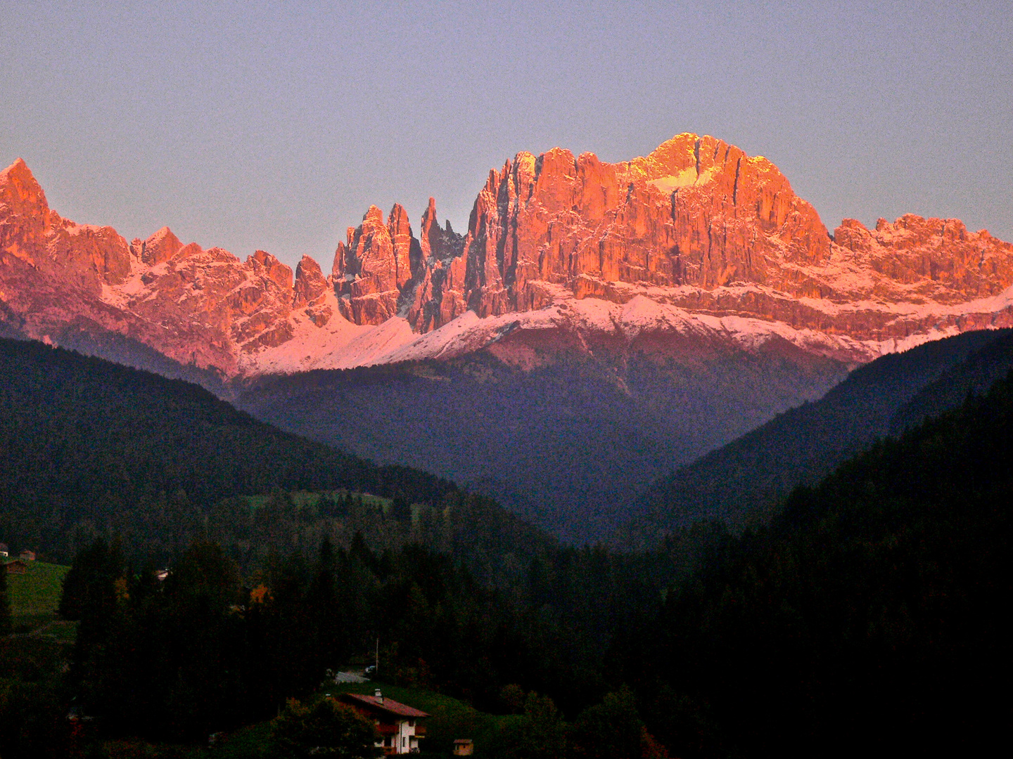 Der Rosengarten glüht.