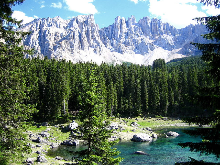 Der Rosengarten mit Blick vom Karersee