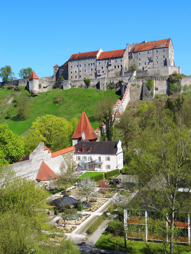 Der Rosengarten mit Pavillon  unterhalb der Burghauser Burg