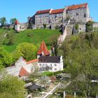 Der Rosengarten mit Pavillon  unterhalb der Burghauser Burg