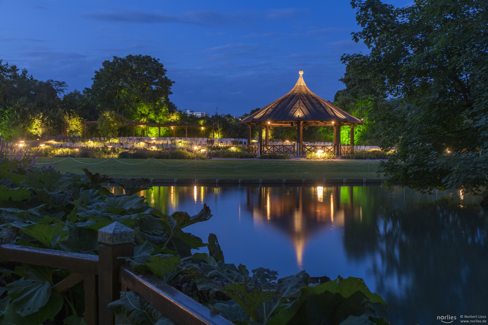 Der Rosenpavillon am Teich