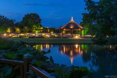 Der Rosenpavillon am Teich