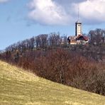 Der Roßbergturm gestern um 14 Uhr vom Meisenbühl aus gesehen