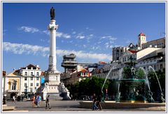 Der Rossio mit Bronzespringbrunnen und der Statue